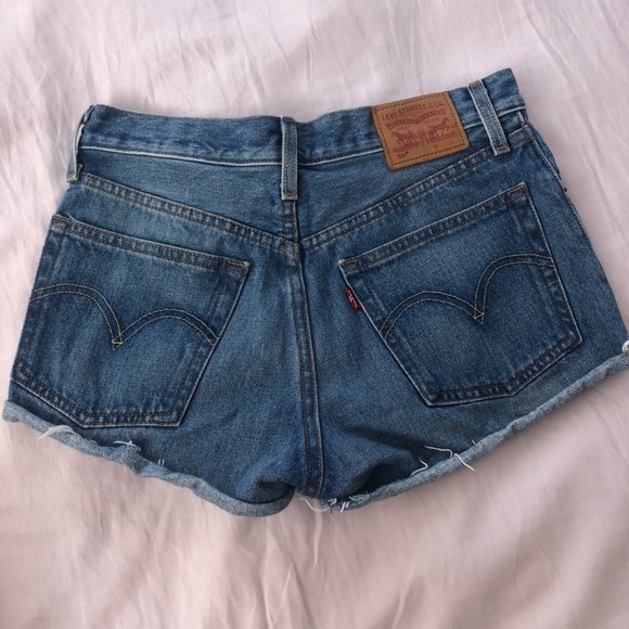 Highwaisted 501 Medium Wash Levi Denim Shorts - Picture 4 of 8